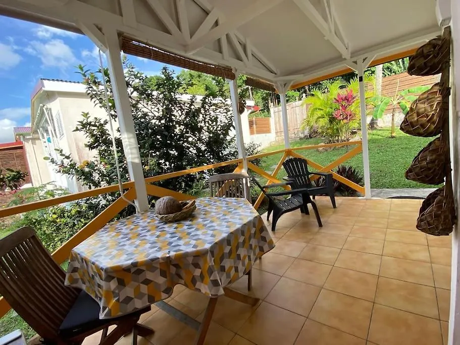 Charmant Bungalow Avec Piscine Kaz' Basse Bouillante Σαλέ