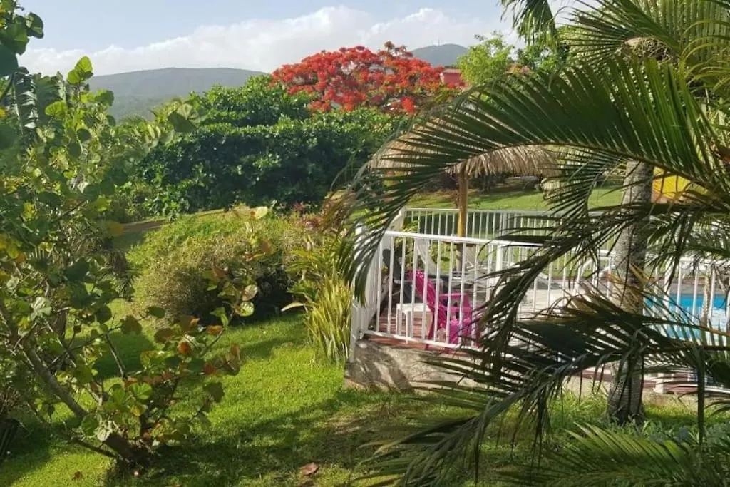 Charmant Bungalow Avec Piscine Kaz' Basse Bouillante 0*,  Γουαδελούπη